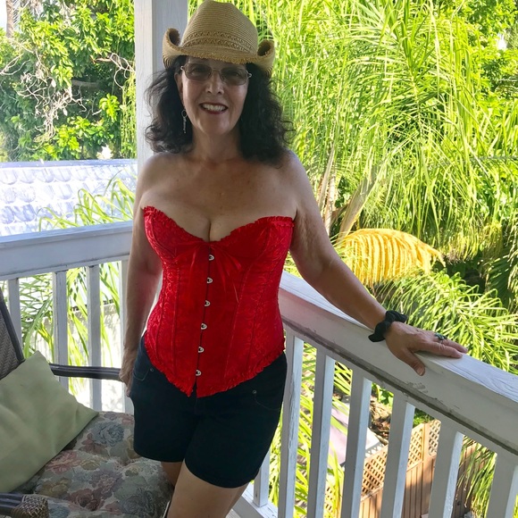 Profile Picture of Laurel Davern (@laureldavern) on Poshmark