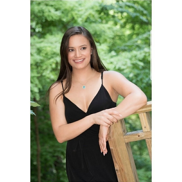 Profile Picture of Alye Kesselman (@alyekesselman98) on Poshmark