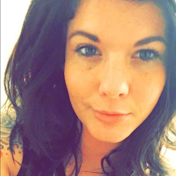 Profile Picture of Ashley Golphenee (@adrennan143) on Poshmark