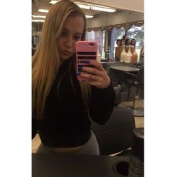 Profile Picture of Julianna Larsen (@juliiannalarsen) on Poshmark