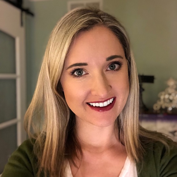 Profile Picture of Loren Gardner (@loma0831) on Poshmark