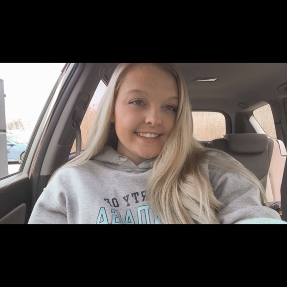 Profile Picture of Shaylynn Thompson (@shaylynnjo07) on Poshmark