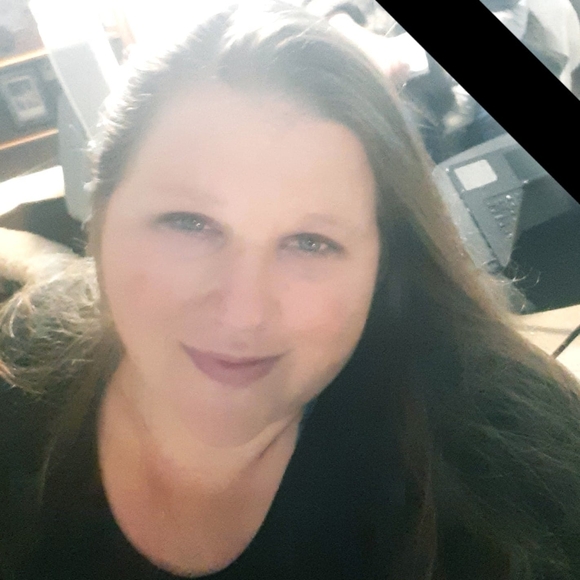 Profile Picture of Renee Roush (@l0velyrenee) on Poshmark