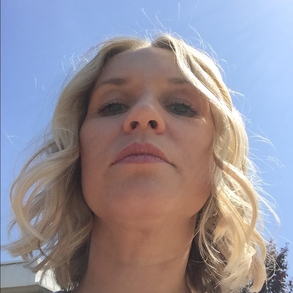 Profile Picture of Anya Cutright (@anyavlad) on Poshmark