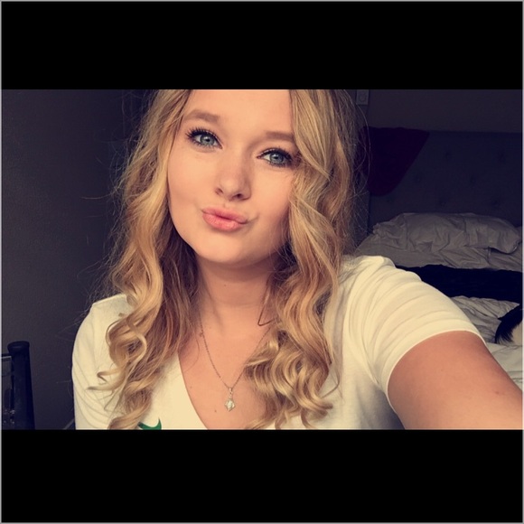 Profile Picture of Katelyne Dreyer (@katelynedreyer) on Poshmark
