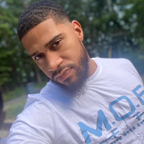 Profile Picture of Michael Barrett (@mbarrett322) on Poshmark