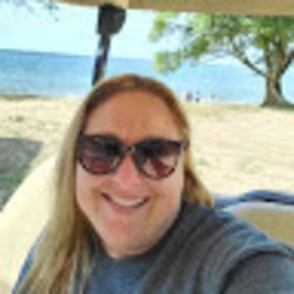 Profile Picture of Kristen Shtogrin (@kristenshtogrin) on Poshmark