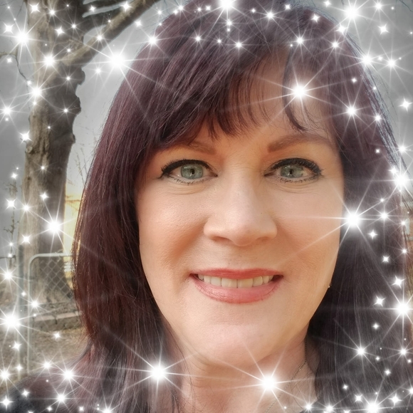 Profile Picture of Georgett Olbrysh (@georgettolbrysh) on Poshmark