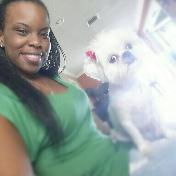 Profile Picture of Resa Resa (@trecia305) on Poshmark