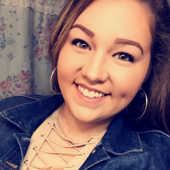 Profile Picture of Jessica Alpers (@jessicaalpers97) on Poshmark
