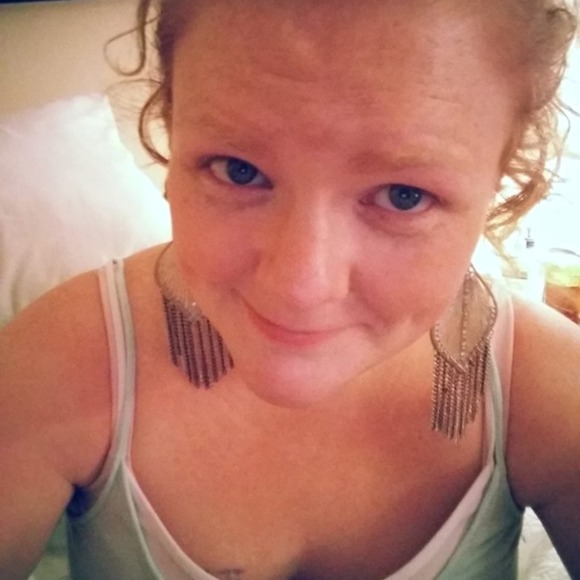 Profile Picture of Lisa Engles (@lisalove23462) on Poshmark