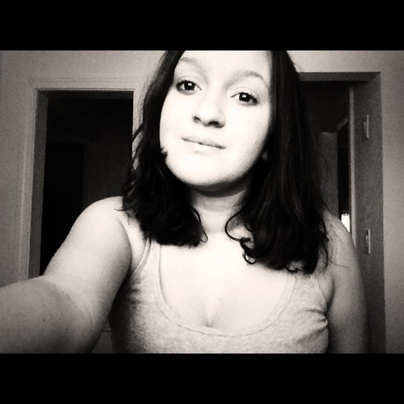 Profile Picture of Nicole Katselianos (@nicoleekatsx) on Poshmark