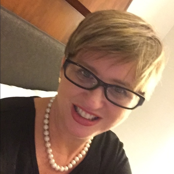 Profile Picture of Ashley Barkocy (@vonslaboutique) on Poshmark