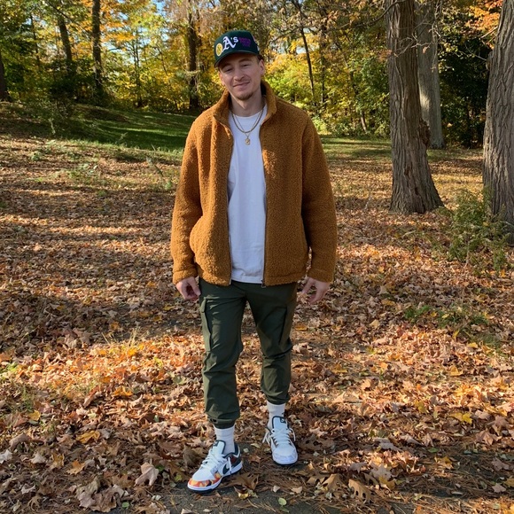 Profile Picture of Joshua Levitan (@jlevitan860) on Poshmark