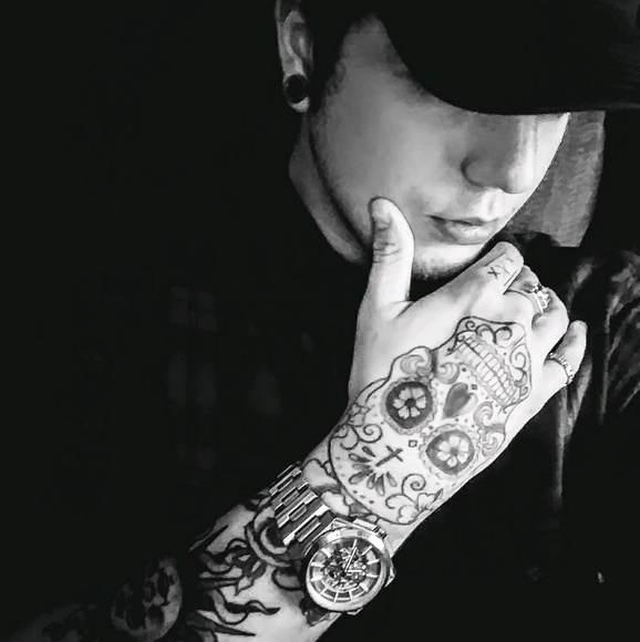 Profile Picture of Damien Howard (@damienhoward) on Poshmark