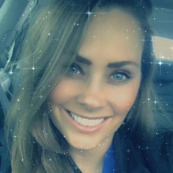 Profile Picture of Crystal Rowe (@crystalclr1) on Poshmark