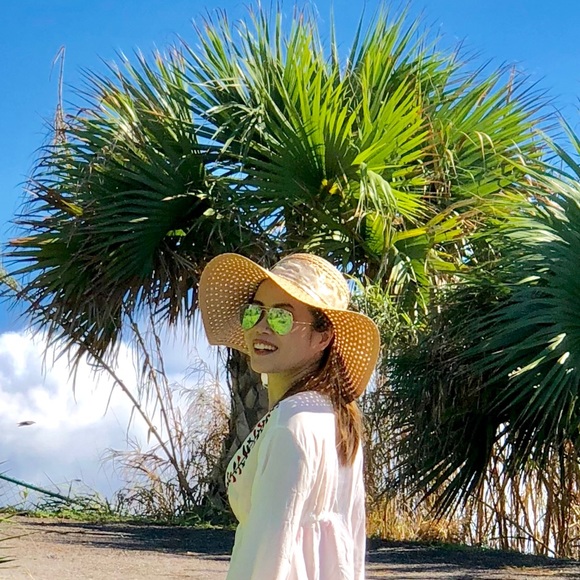 Profile Picture of Alex Chau (@rose198809) on Poshmark