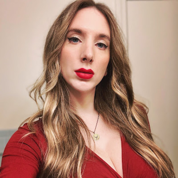 Profile Picture of Jenna Landeros (@jennapwalsh) on Poshmark