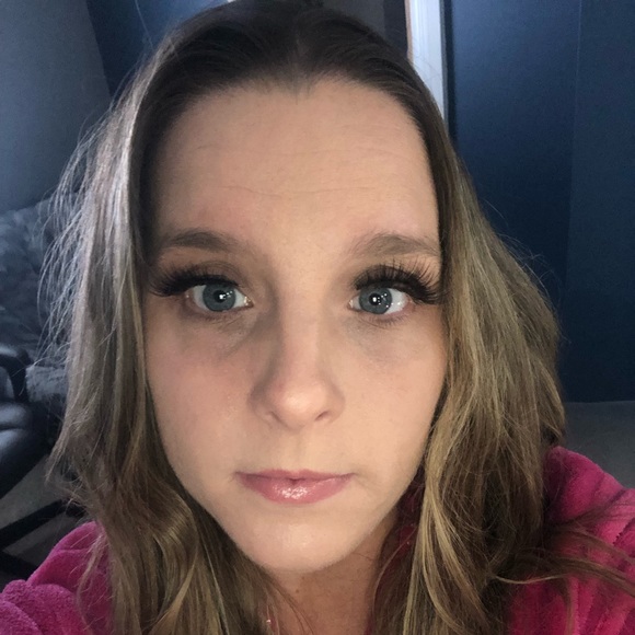 Profile Picture of Hilary Pottle (@hpottle) on Poshmark