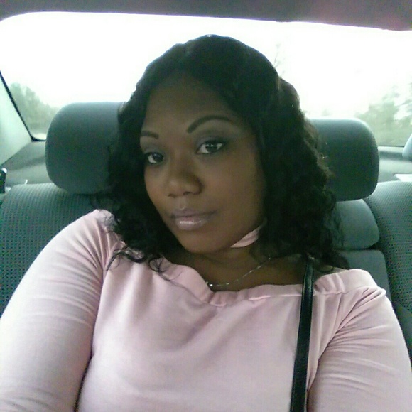 Profile Picture of Deandrea Sampson (@deann1986) on Poshmark