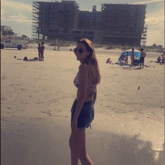 Profile Picture of Vivianne Wagner (@vwags22) on Poshmark