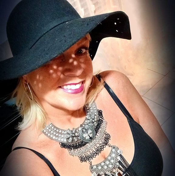 Profile Picture of Heike Curtis (@faalma31) on Poshmark