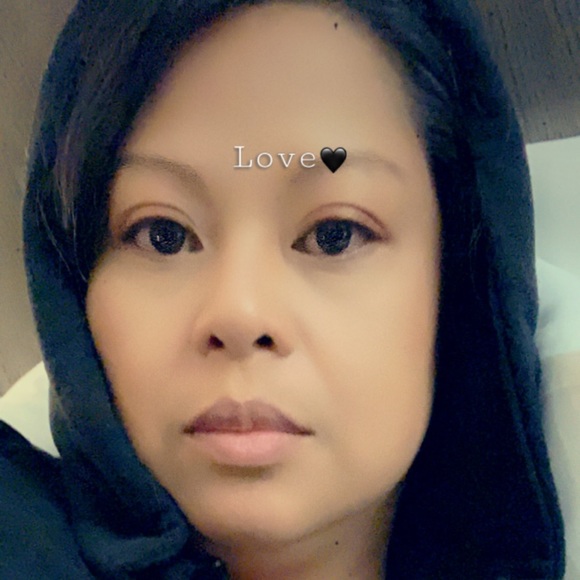 Profile Picture of Lorri-anne Tucay (@lorrits) on Poshmark
