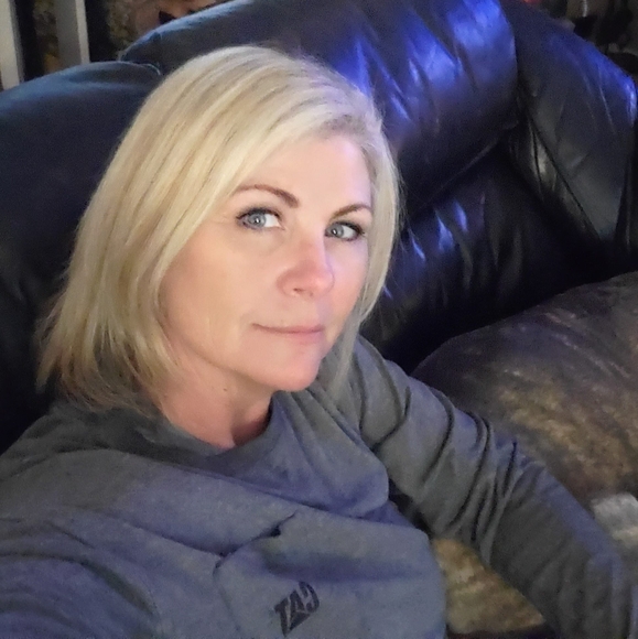 Profile Picture of Dominique Cravenho (@dominique4199) on Poshmark