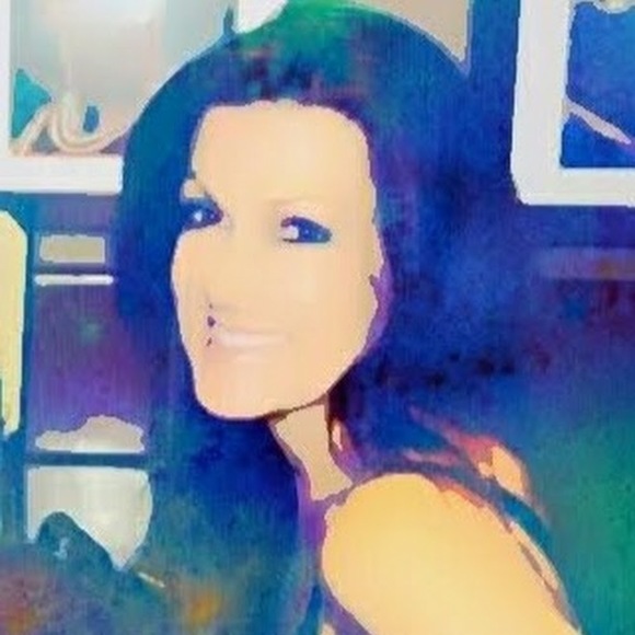 Profile Picture of Darcy Selleck (@darcymoi) on Poshmark