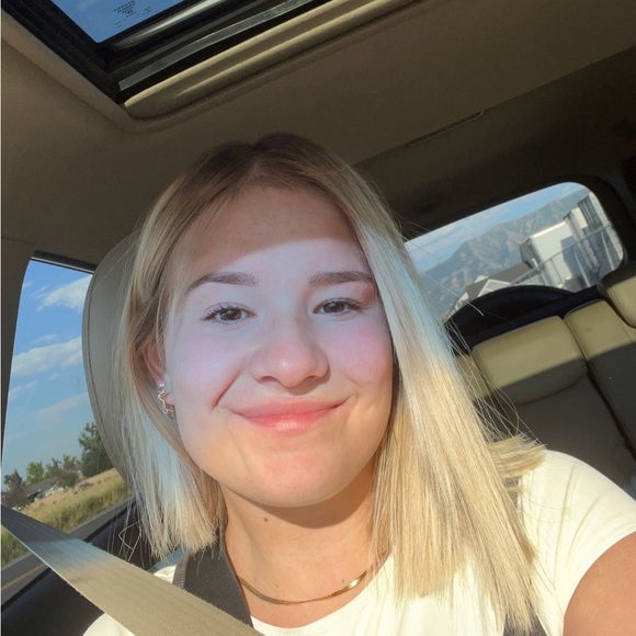 Maren Kowallis - Poshmark Profile Picture of Maren Kowallis (@maren_kowallis) on Poshmark