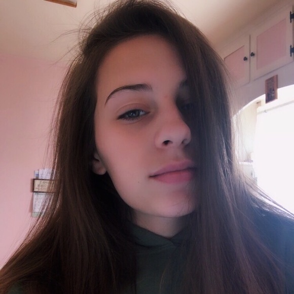 Profile Picture of Kierstyn Kuderer (@kierstynkuderer) on Poshmark