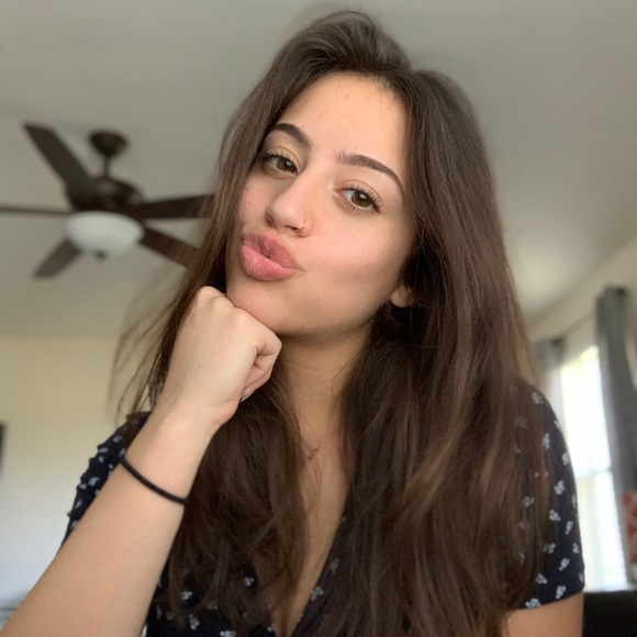 Profile Picture of Chloe Suarez (@chloeswarez) on Poshmark