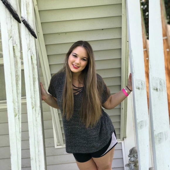 Emily Abadie - Poshmark Profile Picture of Emily Abadie (@eeabadie) on Poshmark