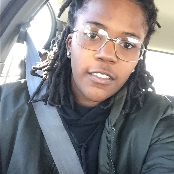 Profile Picture of Ameshia Kearney (@meesh_meesh21) on Poshmark