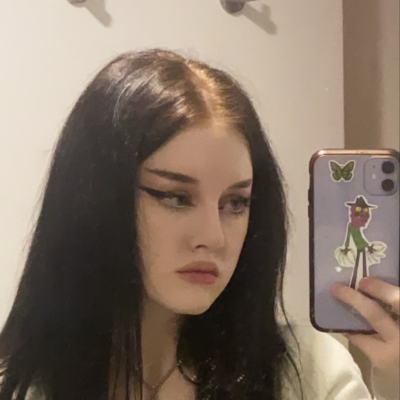 Profile Picture of Ella Roberts (@e1la_r) on Poshmark