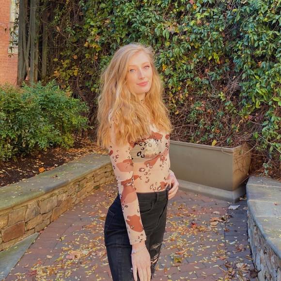 Profile Picture of Sarahkate Hogshead (@sarahcake_22) on Poshmark