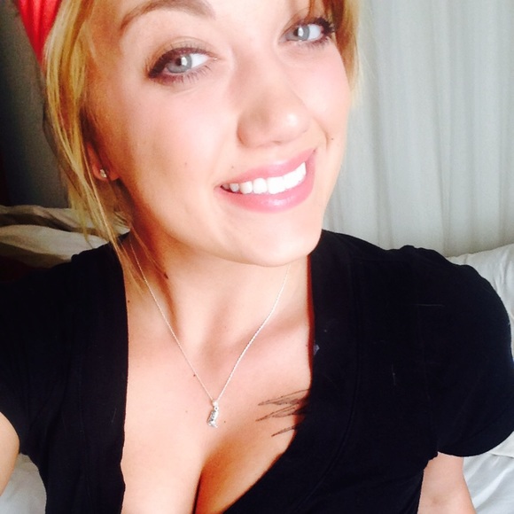 Alexandra Aquiningoc - Poshmark Profile Picture of Alexandra Aquiningoc (@alexdaniellee) on Poshmark