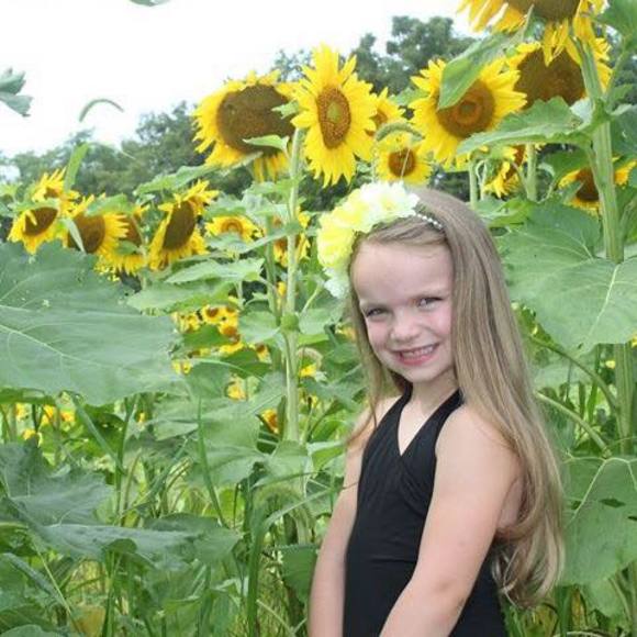 Profile Picture of Amber Closson (@amberv82) on Poshmark