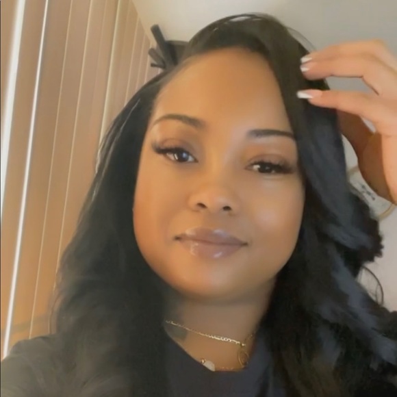 Profile Picture of Gloria James (@gloriajames90) on Poshmark