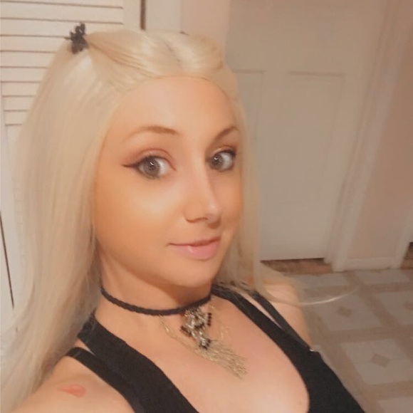 Profile Picture of Veronica James (@queenv9610) on Poshmark