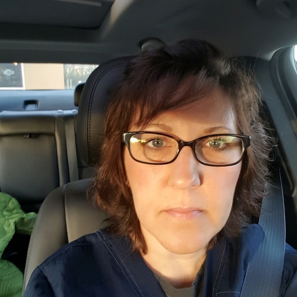 Profile Picture of Kelli Gordon (@kelli72rn) on Poshmark