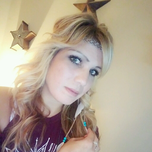 Julia Valenzuela - Poshmark Profile Picture of Julia Valenzuela (@valenzuela1982) on Poshmark