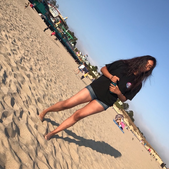 Profile Picture of Alexa Alvarez (@alehxa) on Poshmark