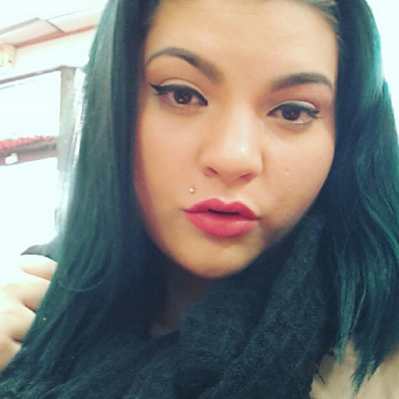 Profile Picture of Felicia Easler (@feefeemarie13) on Poshmark