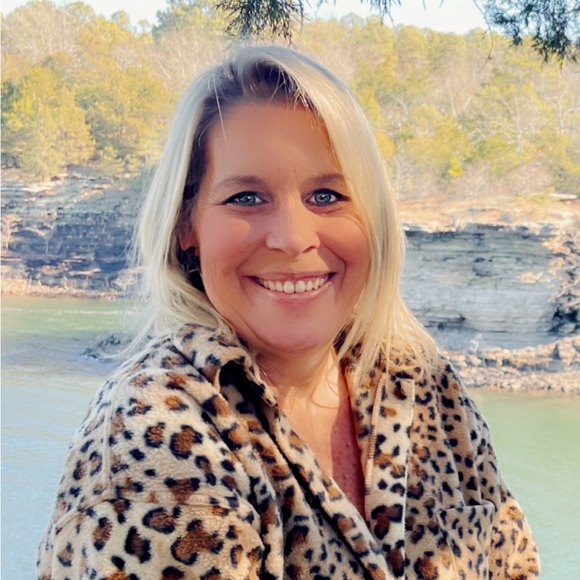 Profile Picture of Robin Blasl (@robinblasl) on Poshmark