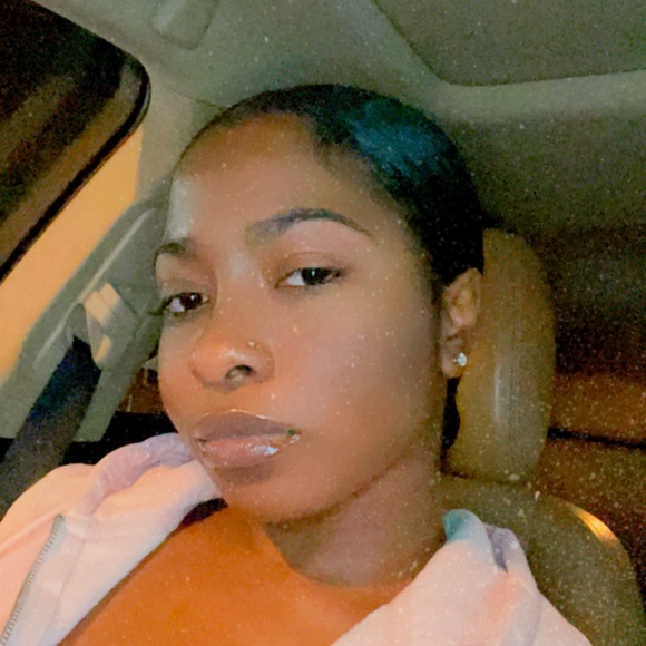 Profile Picture of Amari Smith (@amarismith105) on Poshmark