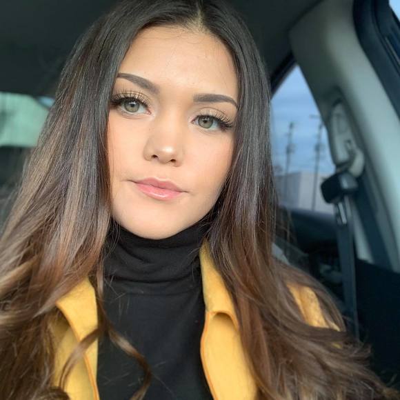 Profile Picture of Katie Maughmer (@lovelyluxo) on Poshmark