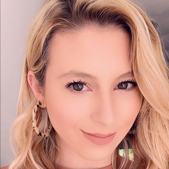 Profile Picture of Allison Lipka (@allisonl0913) on Poshmark