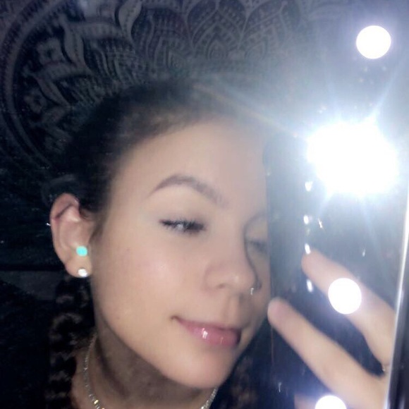 Profile Picture of Syndelle Garber (@syndellegarber) on Poshmark