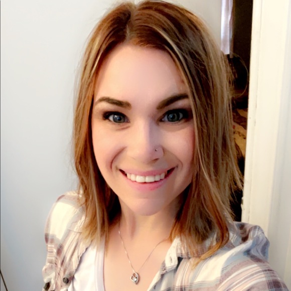 Profile Picture of Hannah Waggoner (@hanwagg) on Poshmark